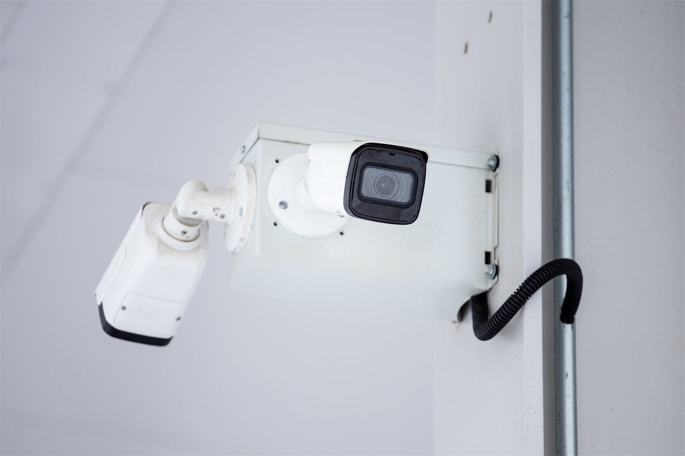 Zwei moderne IP-Überwachungskameras an einer Gebäudewand