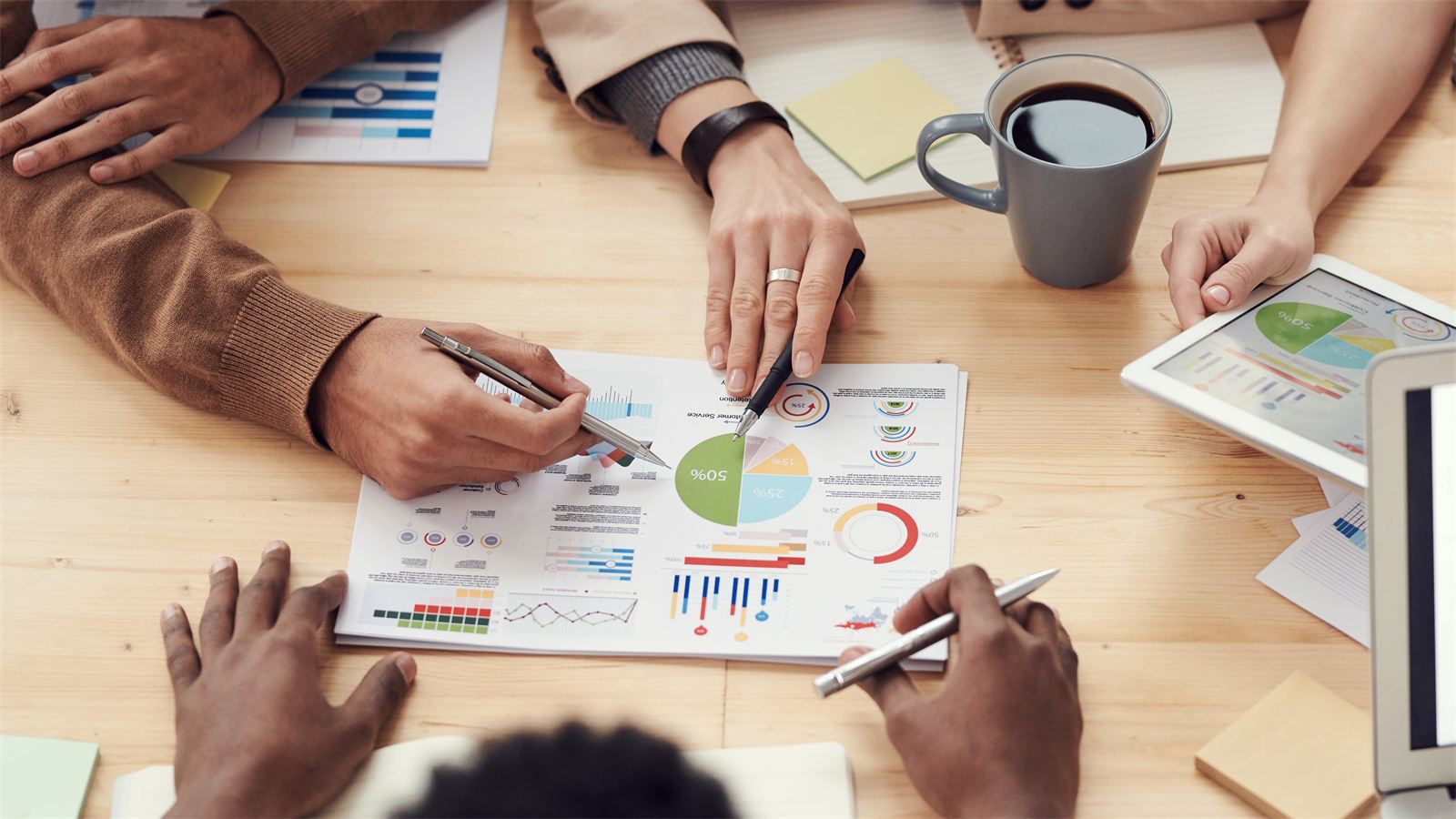 Beratungsteam analysiert gemeinsam Kostenauswertungen und Diagramme